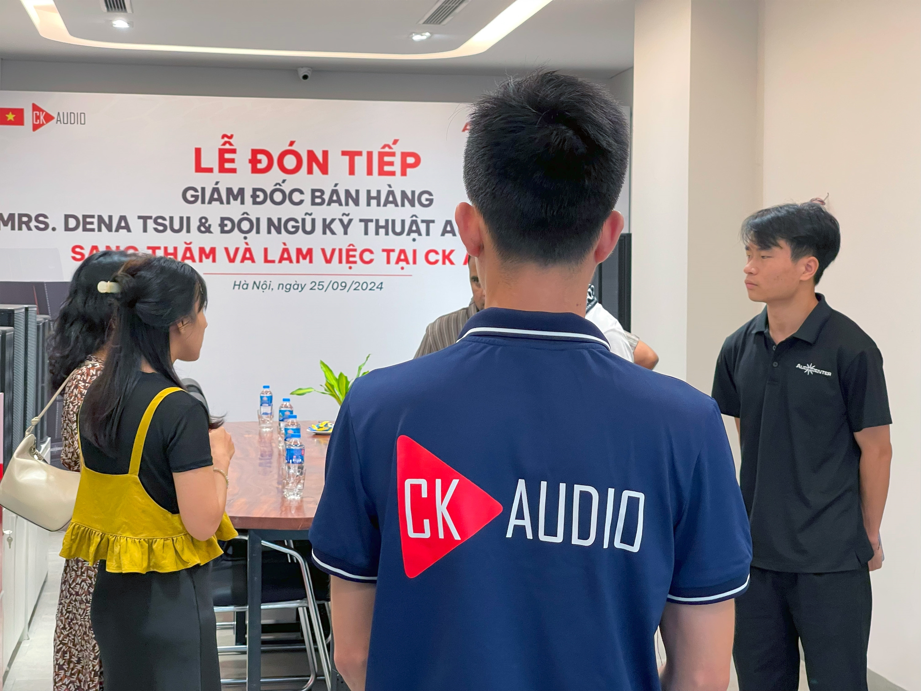 hang audiocenter lam viec tai ckaudio 13