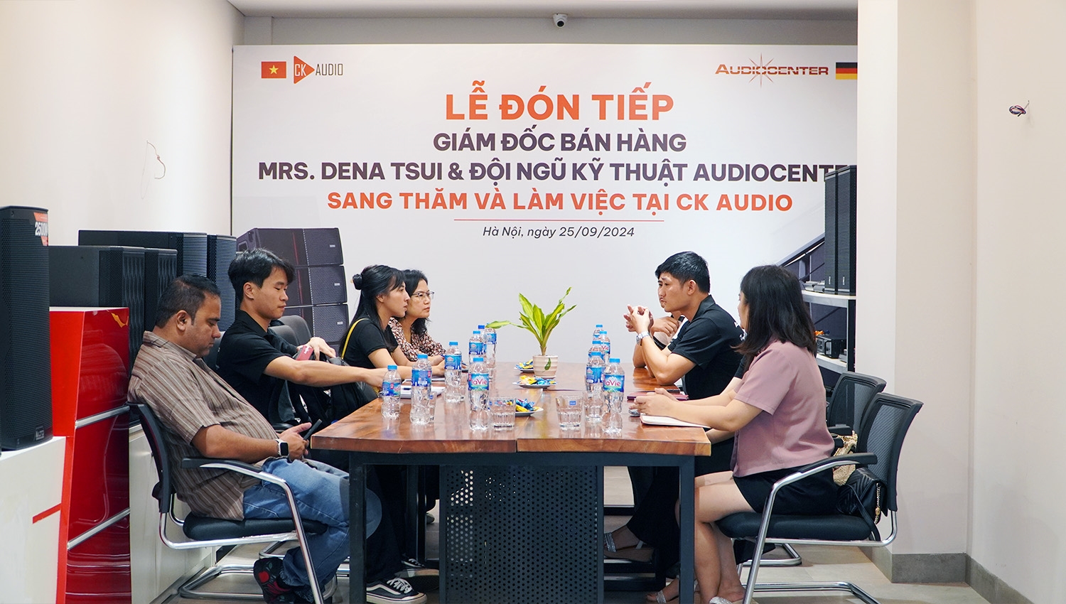 hang audiocenter lam viec tai ckaudio 2