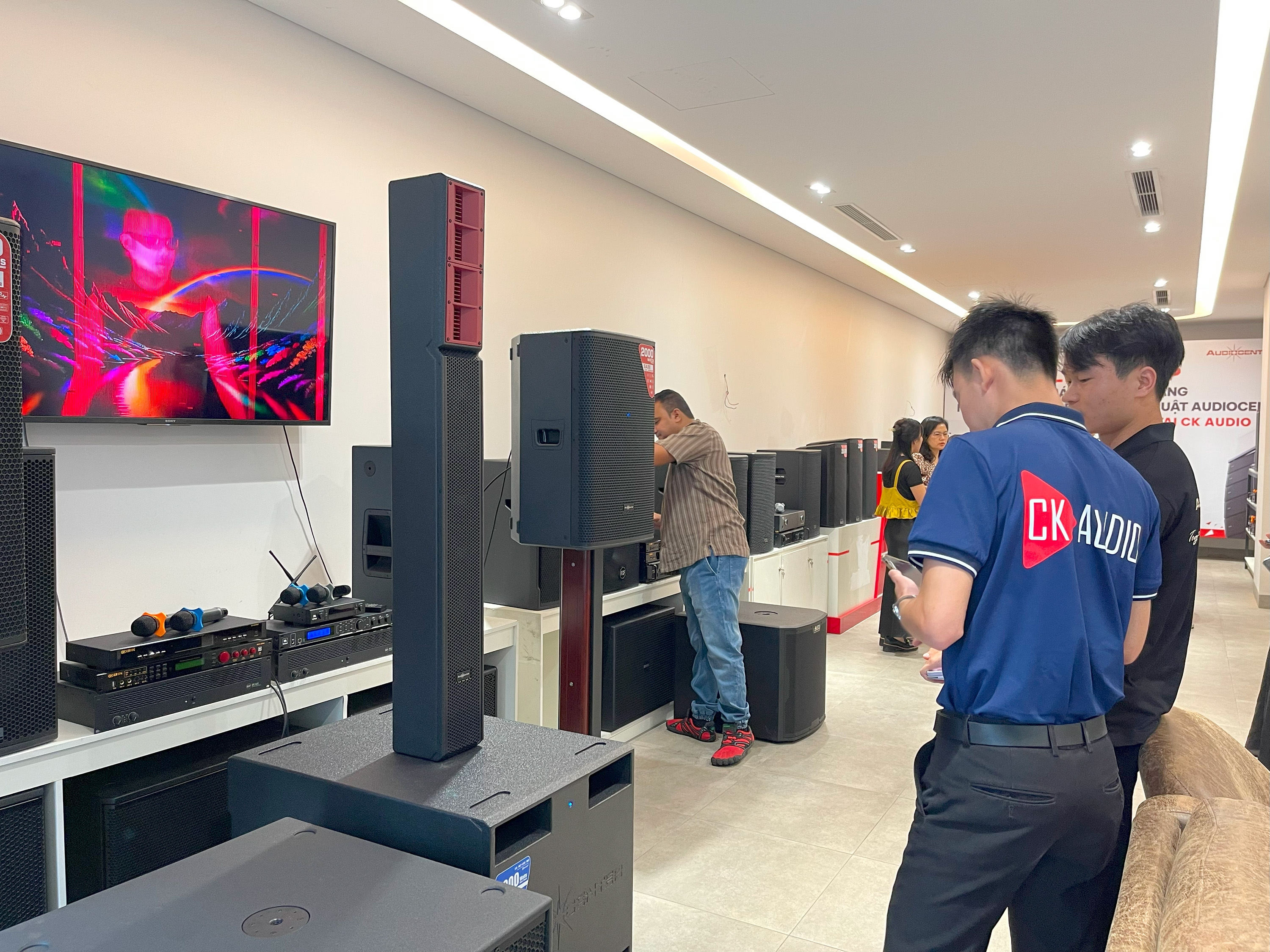 hang audiocenter lam viec tai ckaudio 15
