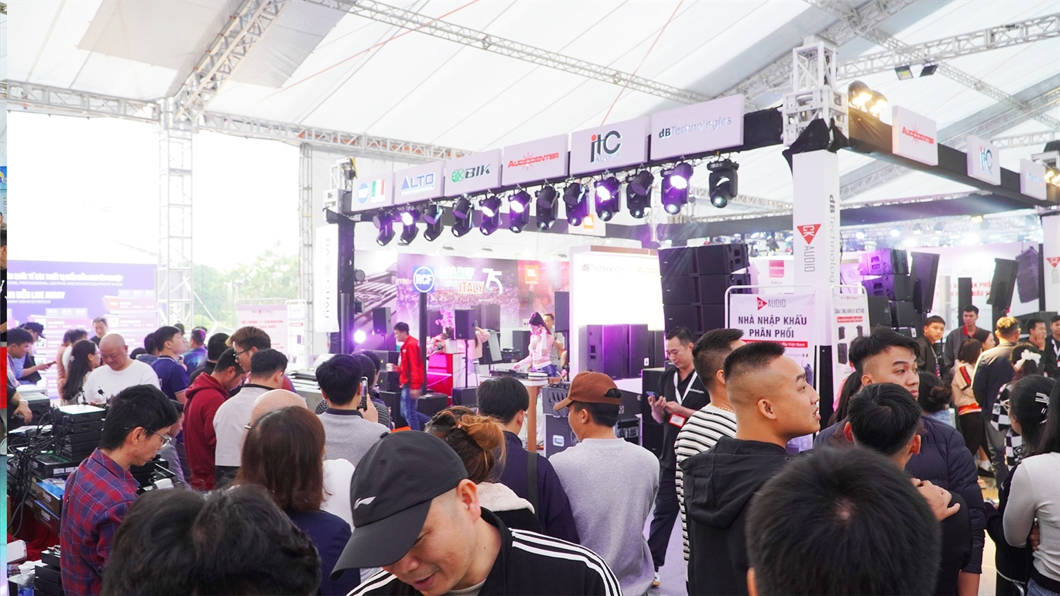 gian hang ck audio plase show ha noi 13 gian hang ck audio plase show ha noi 13