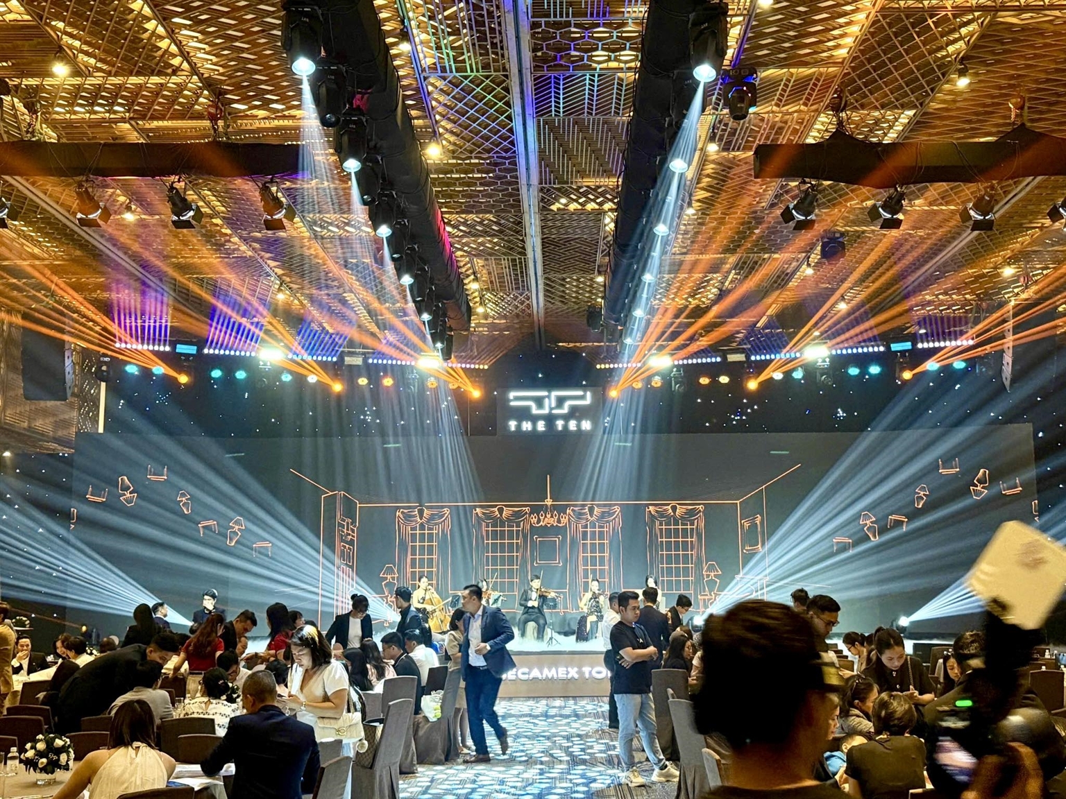 vio l1610 white palace pham van dong