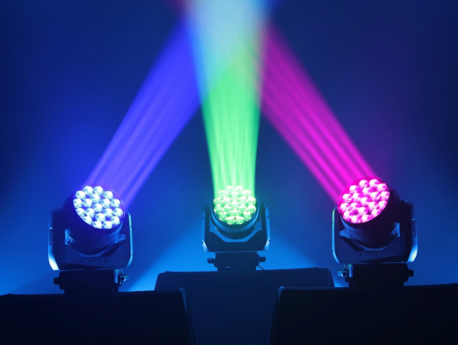 Đèn Moving Wash VLTG Chroma Flux 1940F-A hiệu ứng chùm sáng nhiều màu