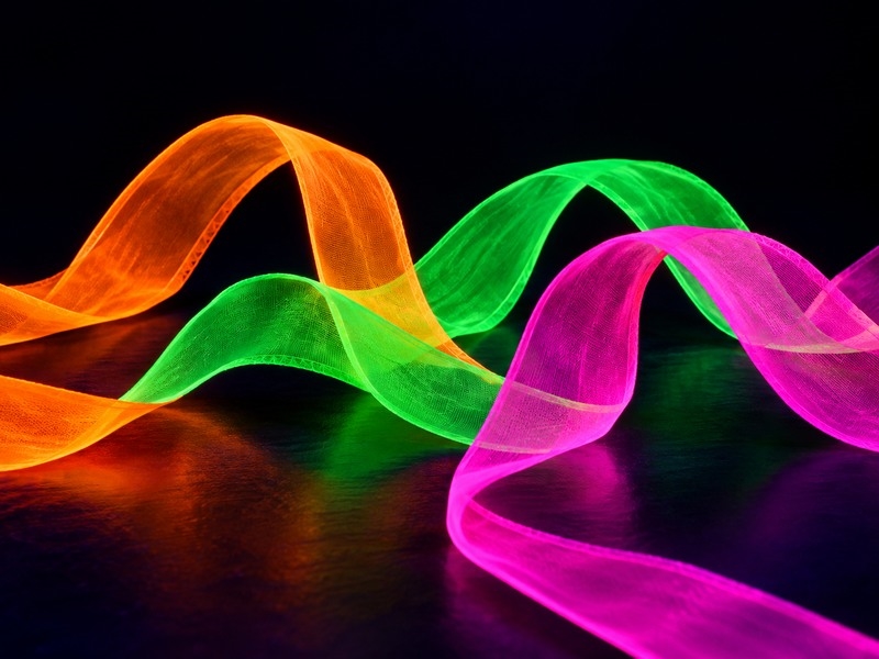 Vải huỳnh quang phát sáng trong bố trí blacklight